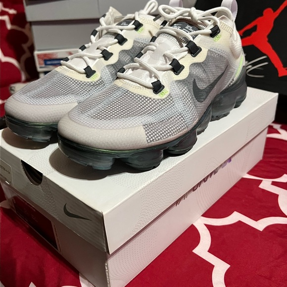 VaporMax270 size 9 - Picture 2 of 2